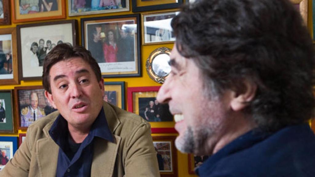 Joaquín Sabina con su amigo el poeta Luis García Montero.