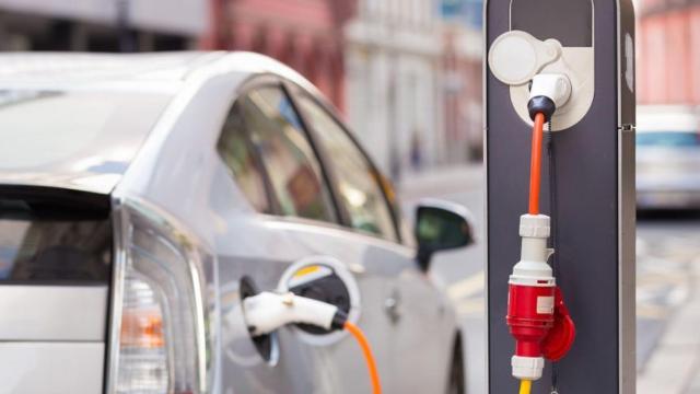 Los usuarios de coches eléctricos deben considerar el coste de la recarga, la accesibilidad y la comodidad