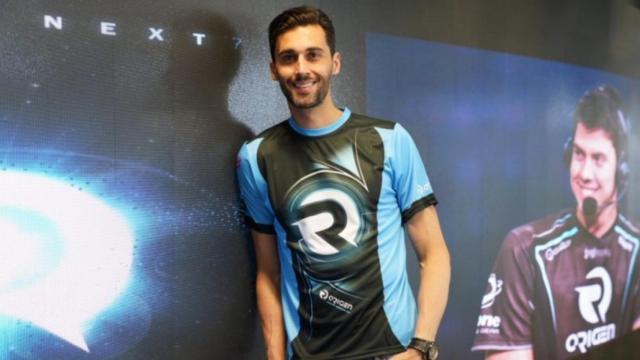 Arbeloa posa con la camiseta del equipo Origen. Foto: Twitter (@aarbeloa17)