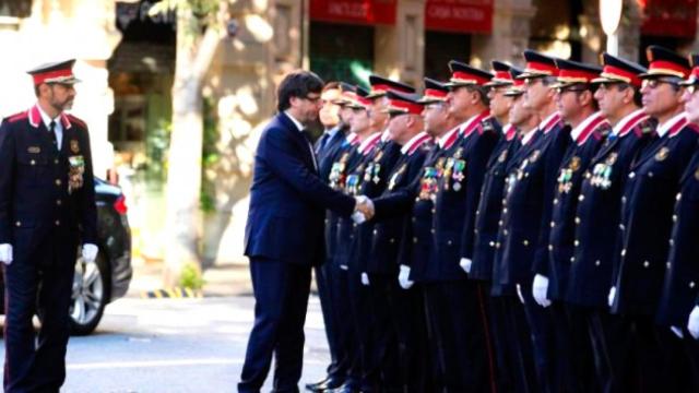 Carles Puigdemont junto a Josep Lluís Trapero, a su llegada a la ofrenda floral en la Diada, en una imagen de archivo.