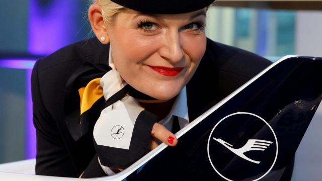 Una imagen del nuevo logo del grupo Lufthansa durante su presentación en febrero.
