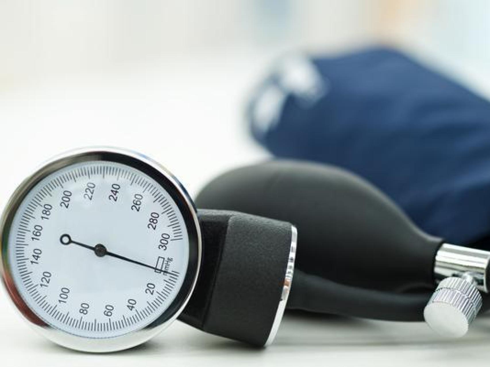 Uno de los tensiómetros que utilizan los médicos en sus consultas.