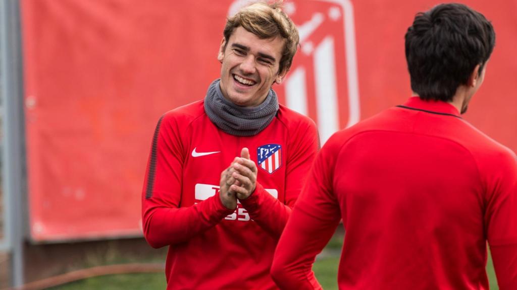 Griezmann, sonriente, en el último entrenamiento del Atlético de Madrid antes del derbi.