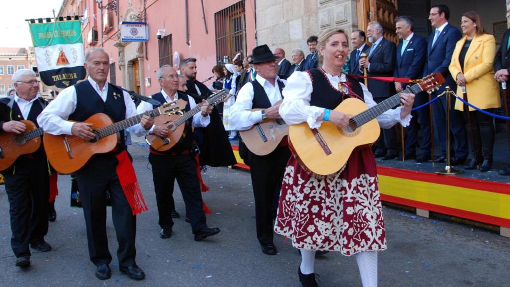 Imagen de archivo de un grupo folclórico desfilando en el Gran Cortejo de Mondas de Talavera de la Reina.