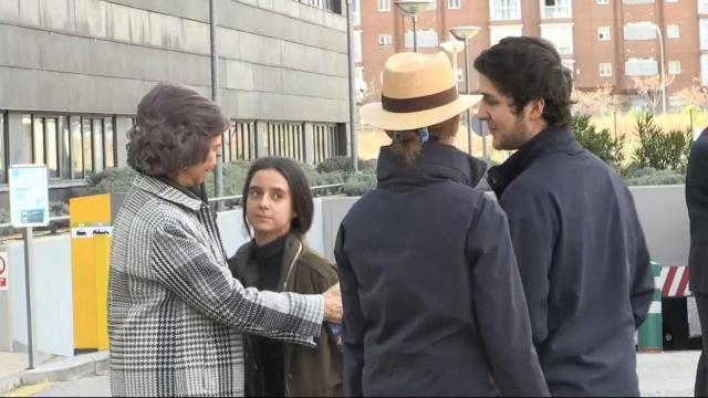 La reverencia de Victoria Federica en el exterior del hospital.