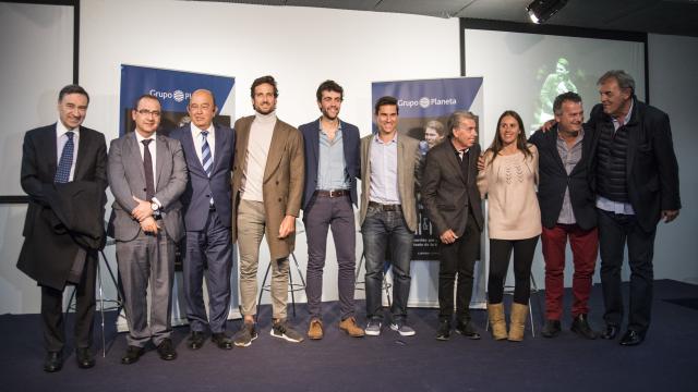 Pedro J. Ramírez, director de EL ESPAÑOL, Juan Ignacio Gallardo, director de Marca, Miguel Díaz, presidente de la Federación Española de Tenis, el tenista Feliciano López, los autores del libro Rafael Plaza y Antonio Arenas, los extenistas Manolo Santana y Anabel Medina, Koki Martí, fundador de la Ciudad de la Raqueta y Juan Carlos Sánchez, director general de la sección de baloncesto del Real Madrid.