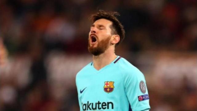 Messi se lamenta tras caer ante la Roma. Foto: Twitter (@elchiringuitotv).