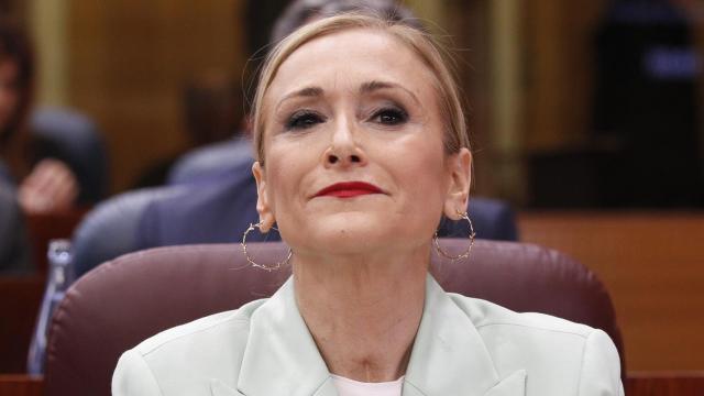 Al día siguiente de que saltara el escándalo de su máster, Cifuentes tuvo que personarse en un Pleno ordinario en la Asamblea de Madrid.  Todas estas informaciones cayeron con cierto regocijo en Génova. Aquí no hay unos más limpios que otros, afeó en privado un compañero de partido de la presidenta del PP madrileño.