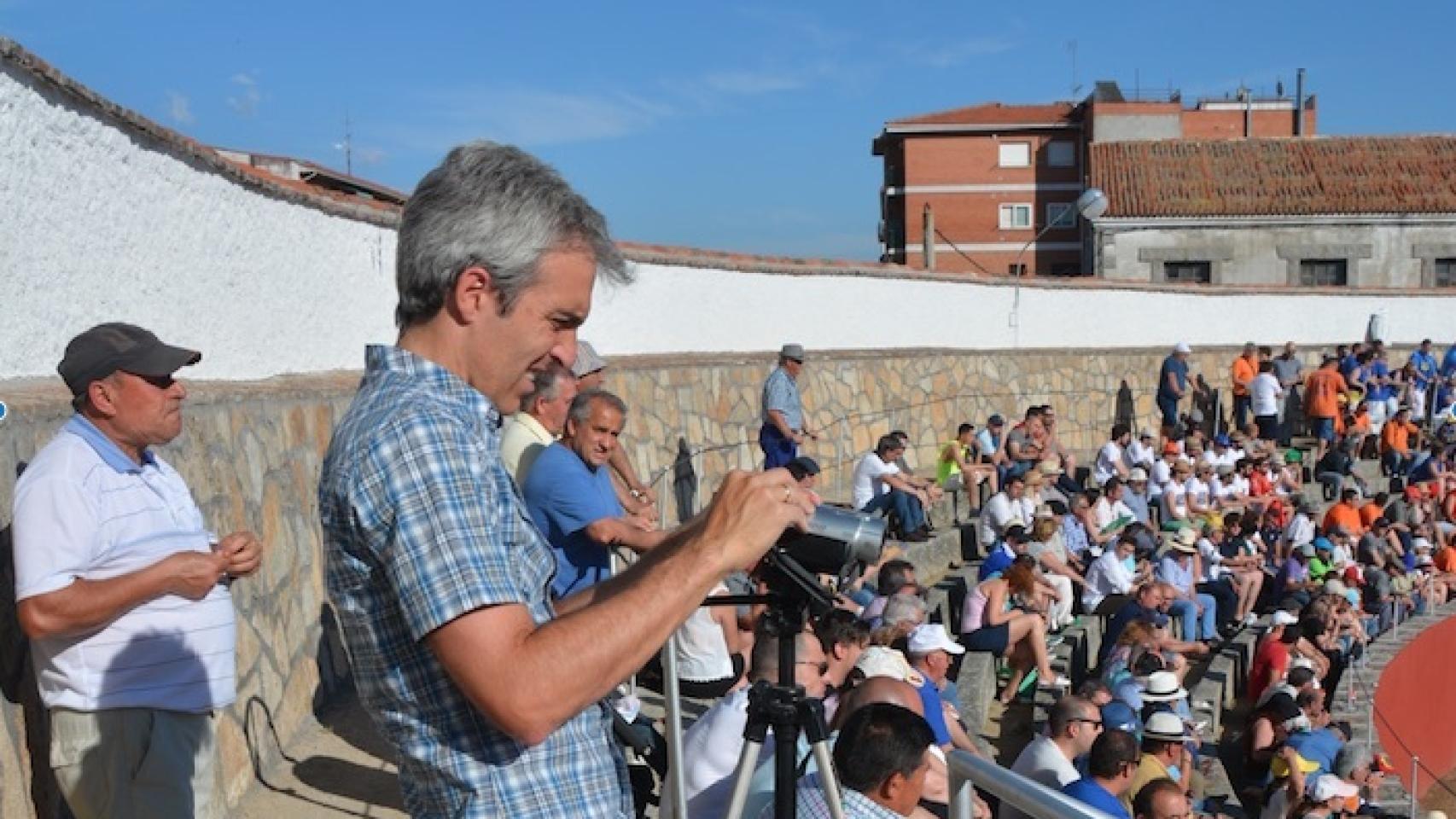 Fernando Gil graba el comportamiento de algunos toros analizados en la plaza