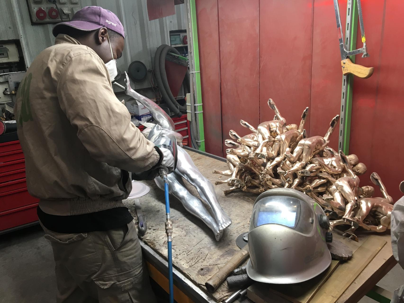 Un operario trabaja sobre una de las esculturas, en la fundición Capa.