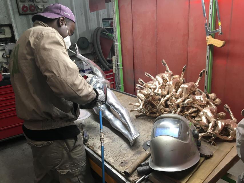 Un operario trabaja sobre una de las esculturas, en la fundición Capa.