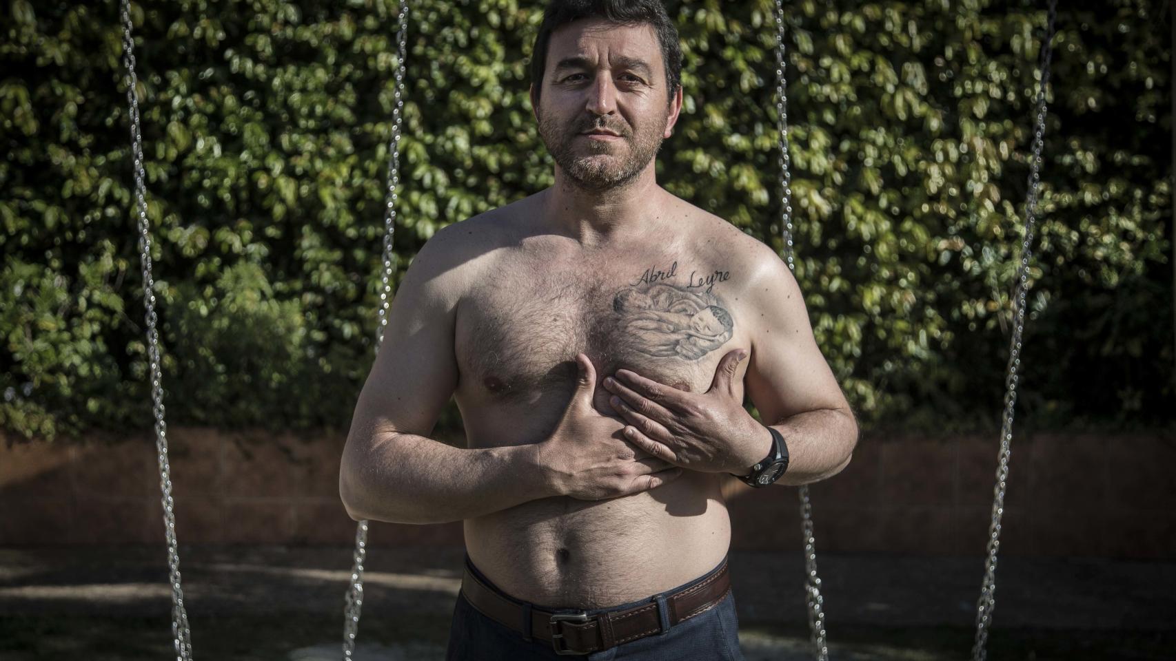 Sergio Ceballos muestra un tatuaje en su pecho en recuerdo de sus hijas fallecidas Abril y Leyre.