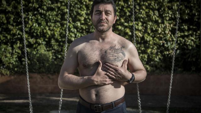 Sergio Ceballos muestra un tatuaje en su pecho en recuerdo de sus hijas fallecidas Abril y Leyre.
