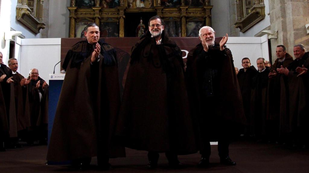 Rajoy con la capa alistana o capa parda zamorana