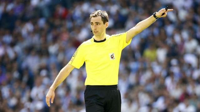 El árbitro De Burgos Bengoetxea.