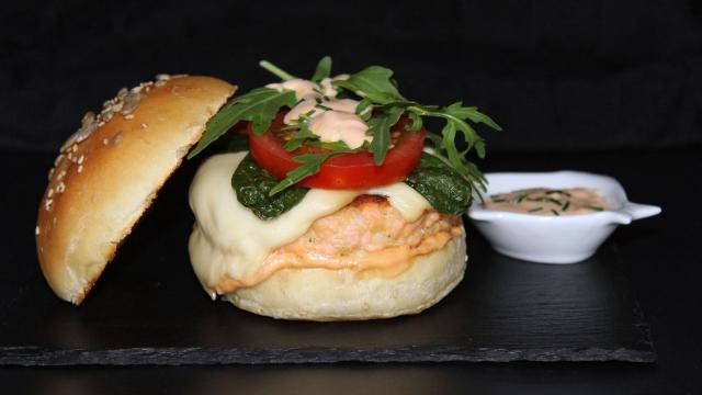 HAMBURGUESA DE SALMÓN Y GAMBAS CON SALSA ROSA EXPRES Portada IMG_6650 2