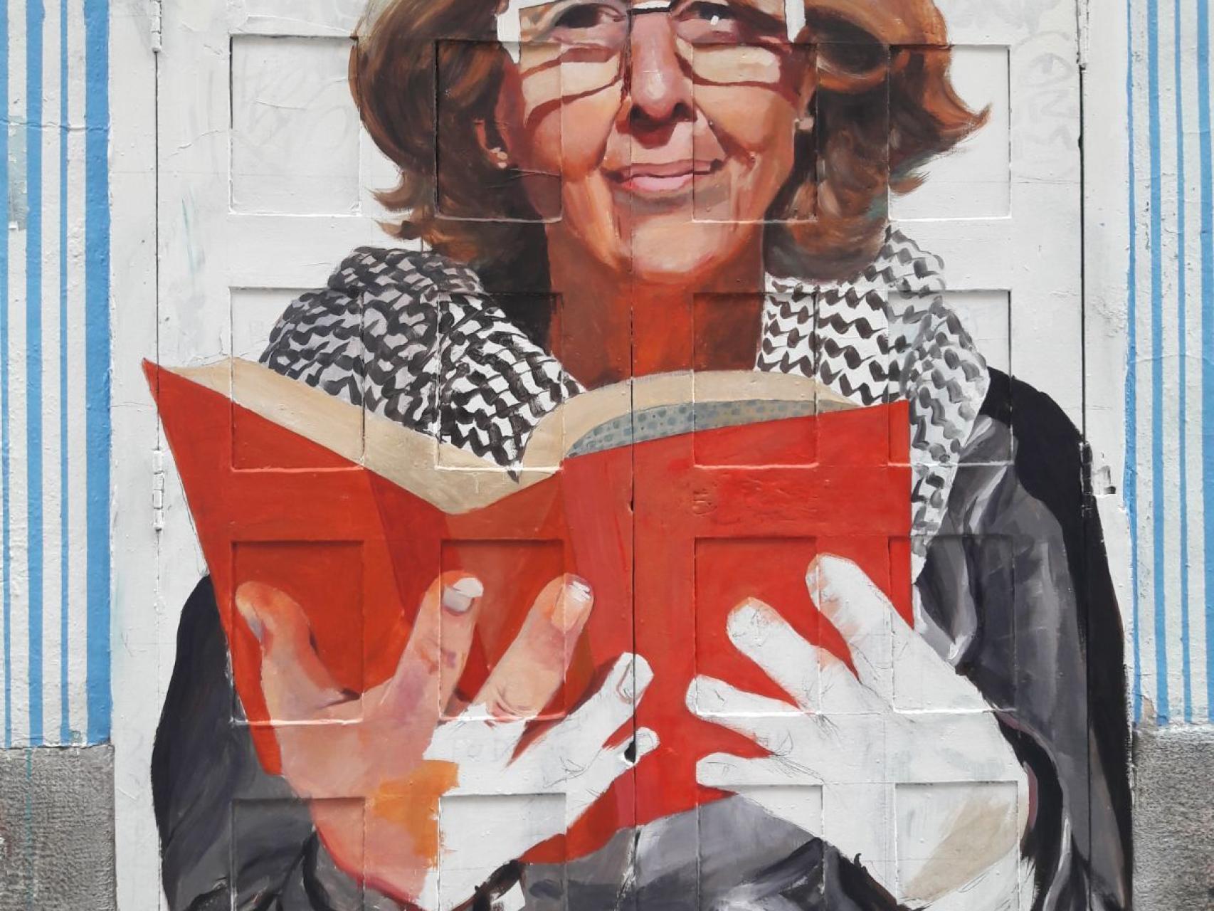 Carmena en la puerta de Arrebato Libros.