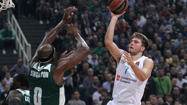 Luka Doncic intenta anotar en un partido ante el Panathinaikos.