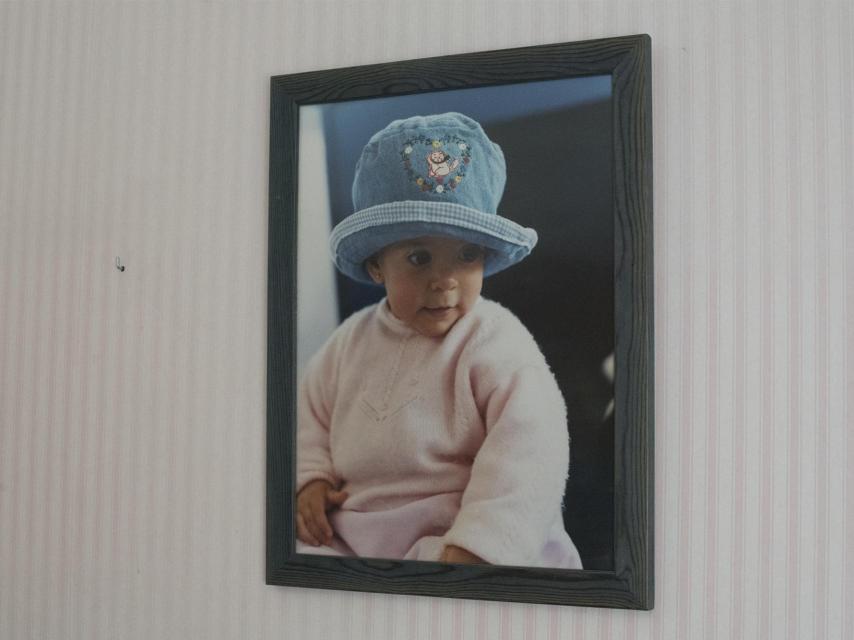 Todas las noches, antes de dormir, Diana madre besa el cuadro de la habitación de su hija.