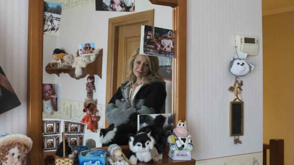 El espejo de la habitación de Diana, todavía con las fotografías de juventud.