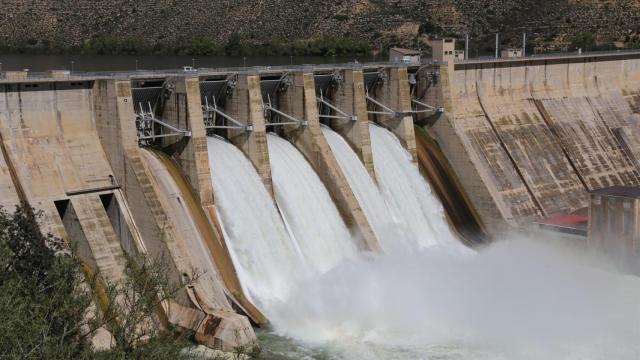 Desembalse en el pantano de Mequinenza, en la Cuenca del Ebro.
