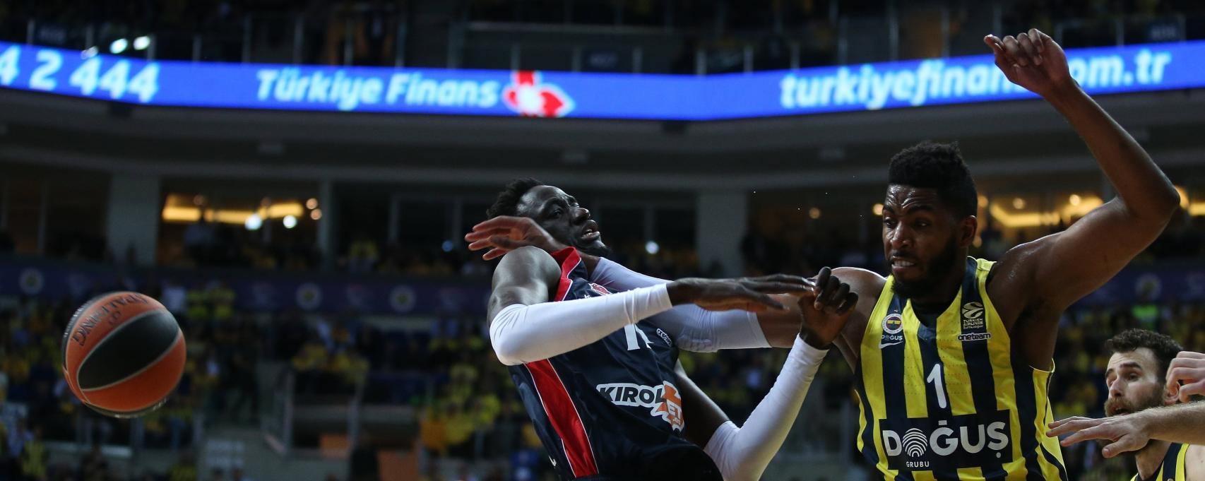 Jason Thompson, del Fenerbahce, ante Diop , de Baskonia.