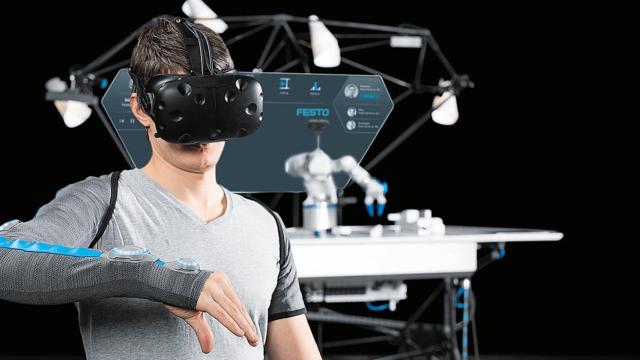 La cooperación con el robot se gestiona a través de la voz, el texto y los gestos.