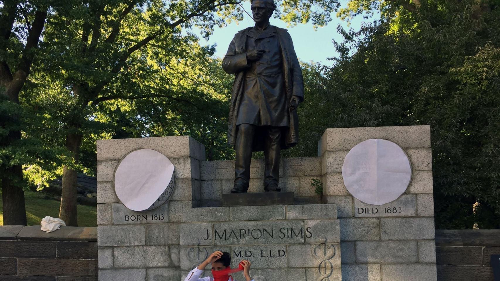Una protesta delante de la estatua.
