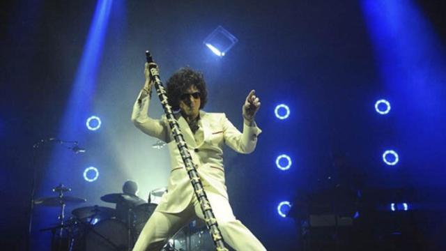 Imagen de archivo de Bunbury en el escenario.