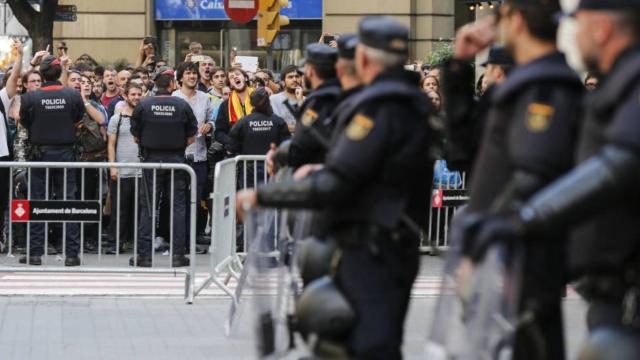 Efectivos de la Policía Nacional y Mossos d'Esquadra durante el referéndum del 1 de octubre