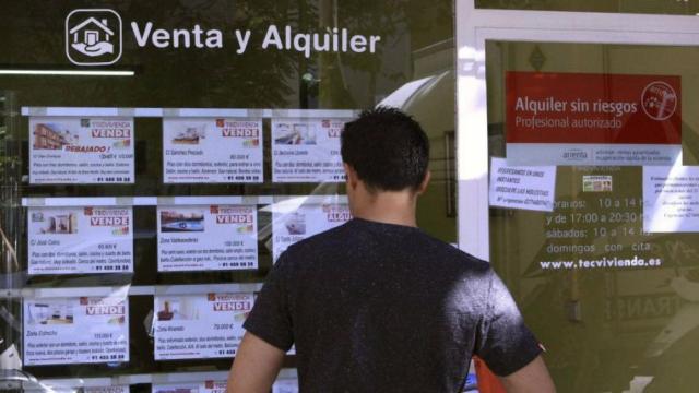 Un joven busca vivienda de alquiler en una gran ciudad.