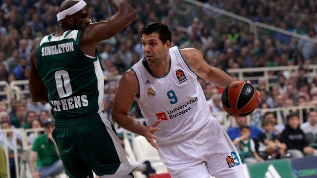 Felipe Reyes ante Singleton durante el segundo encuentro de la serie de cuartos.