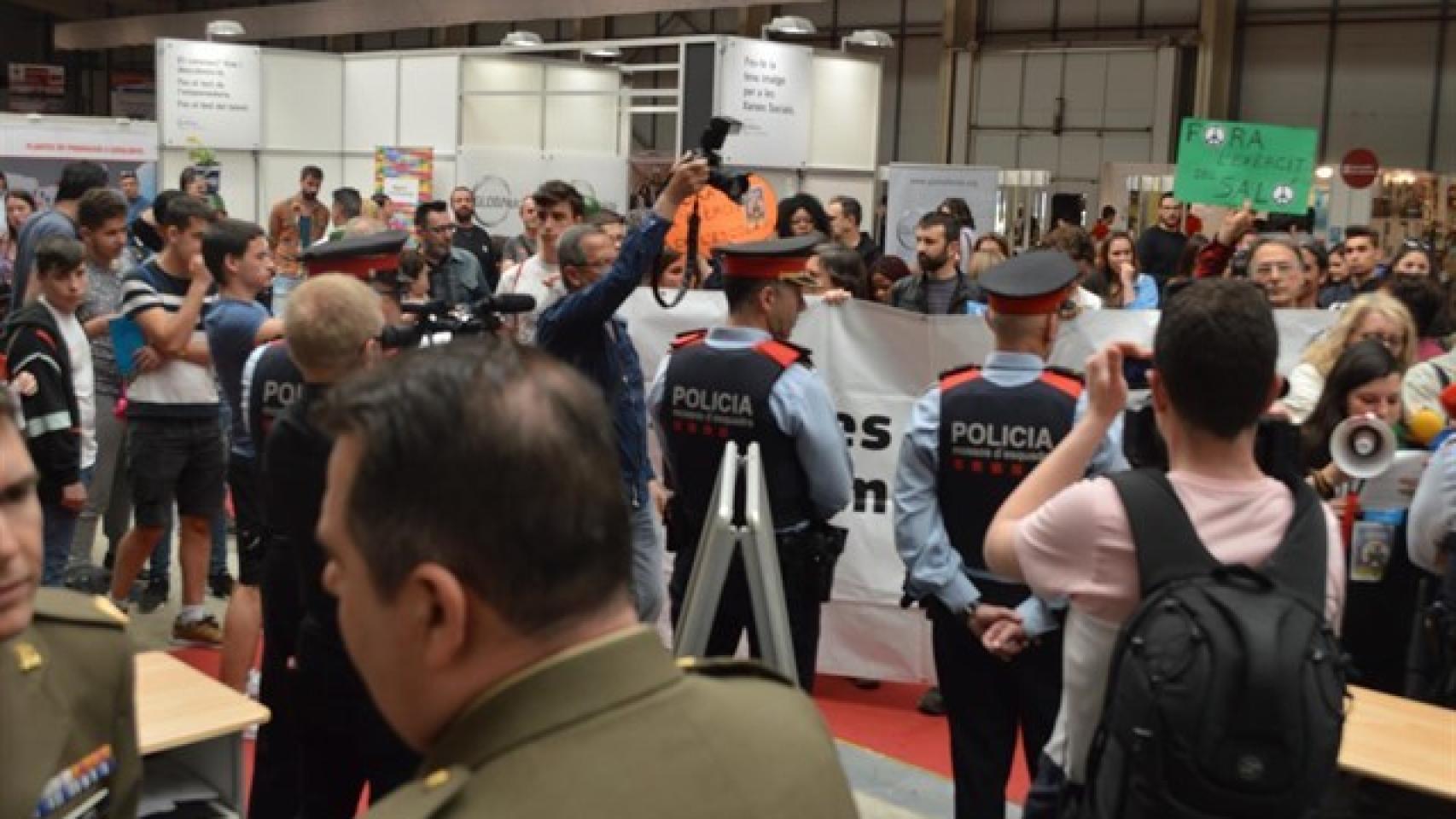 Imagen de la protesta ante el pabellón del Ejército en la feria de Educación de Lleida.