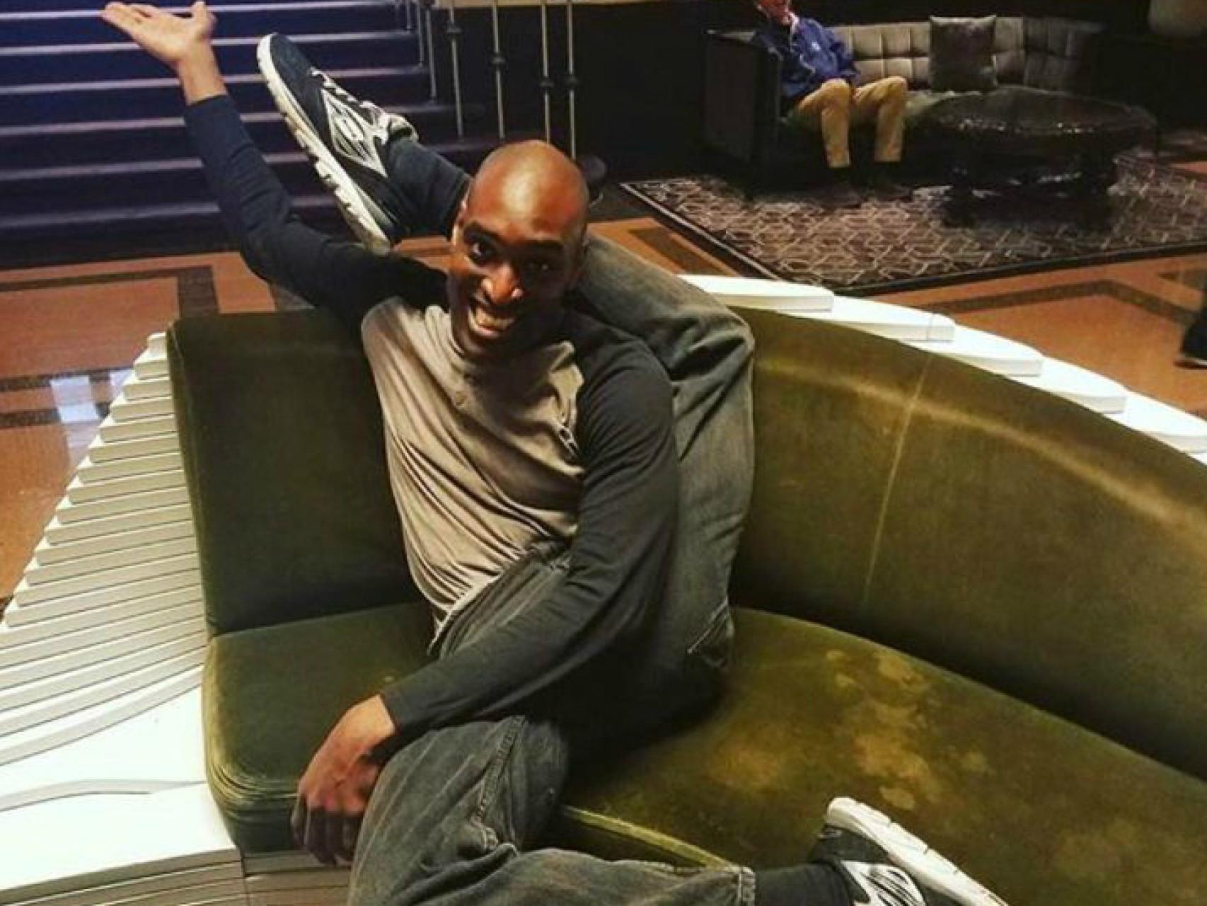 Troy es contorsionista. Tiene músculos de goma y no necesita estirar.