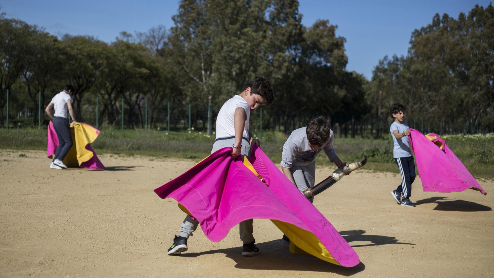 Niños con capotes