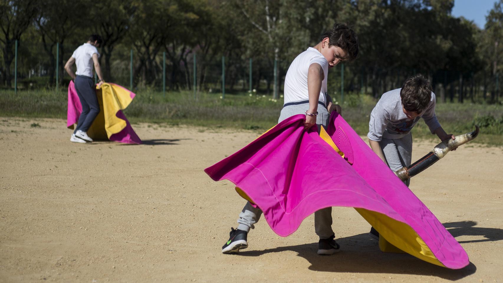 Niños menores toreando
