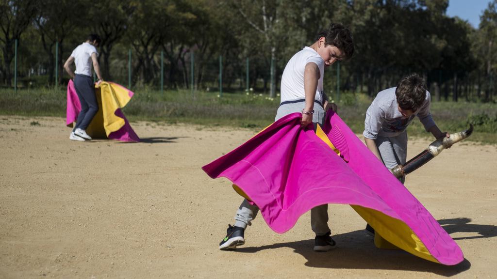 Niños menores toreando