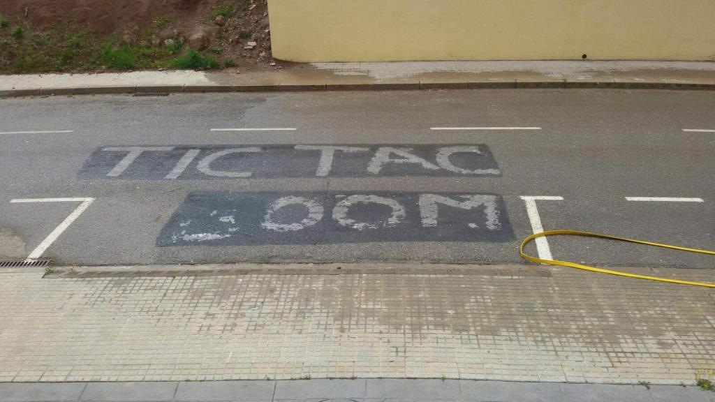 Tic, tac, booom. La puerta de casa de Jaime Vizern fue pintada con una amenaza de bomba