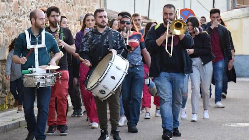 Animación en las calles a ritmo de charanga