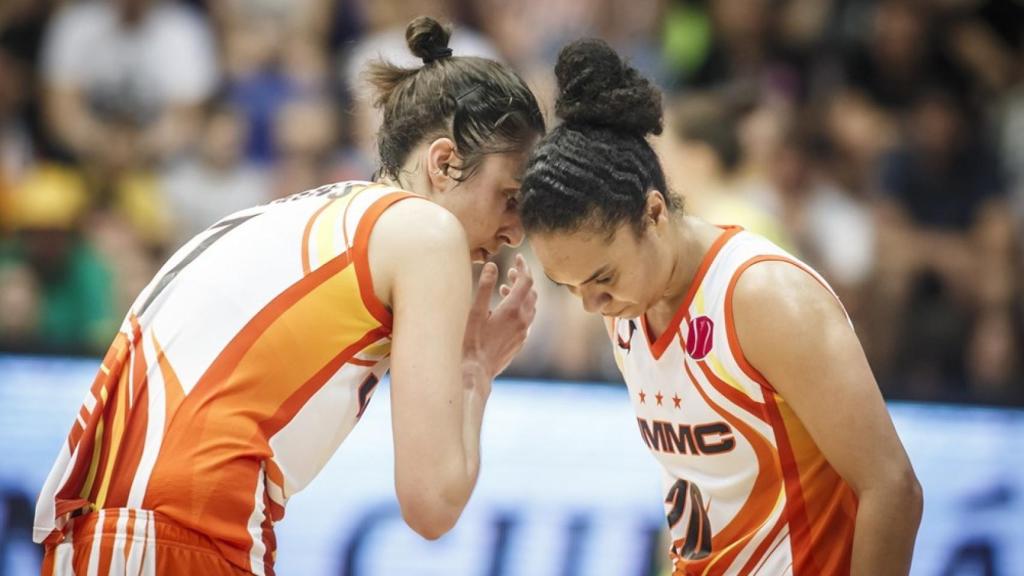 Torrens y Maya Moore conversan.