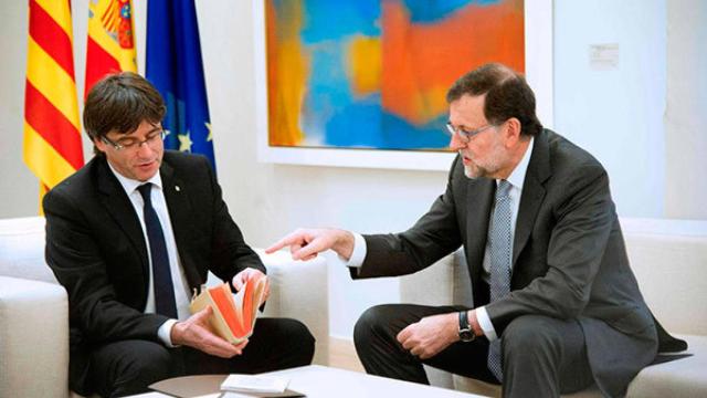 Cuando Rajoy regaló a Puigdemont El Quijote.