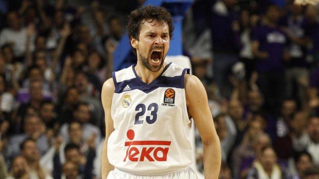 Sergio Llull celebra una canasta con el Real Madrid.