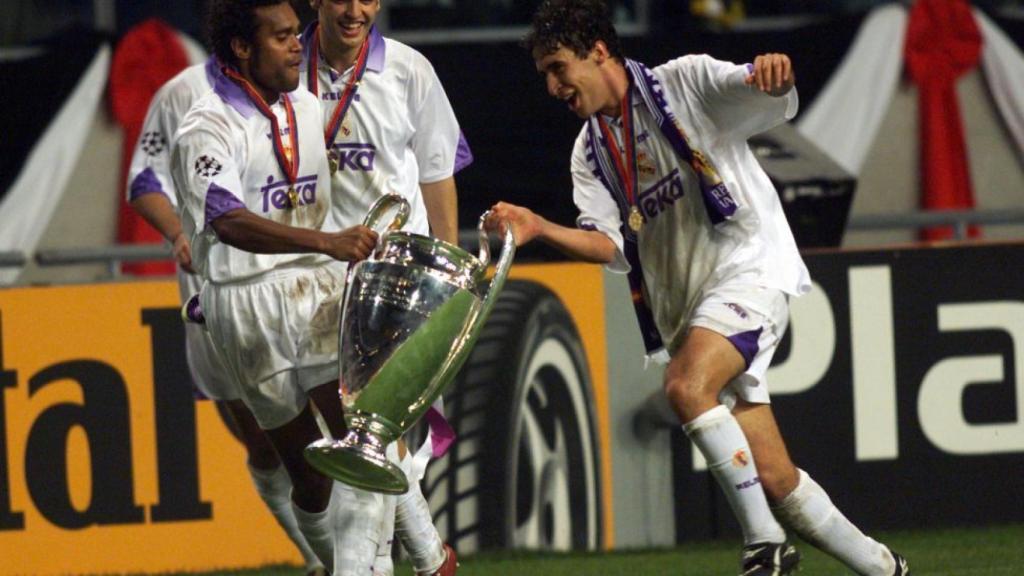 Karembeu, junto a Morientes y Raúl celebrando la Séptima Copa de Europa.
