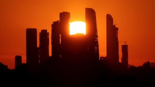 Moscowhenge. El atardecer visto entre los rascacielos del centro financiero de la capital rusa. REUTERS/Anton Vaganov