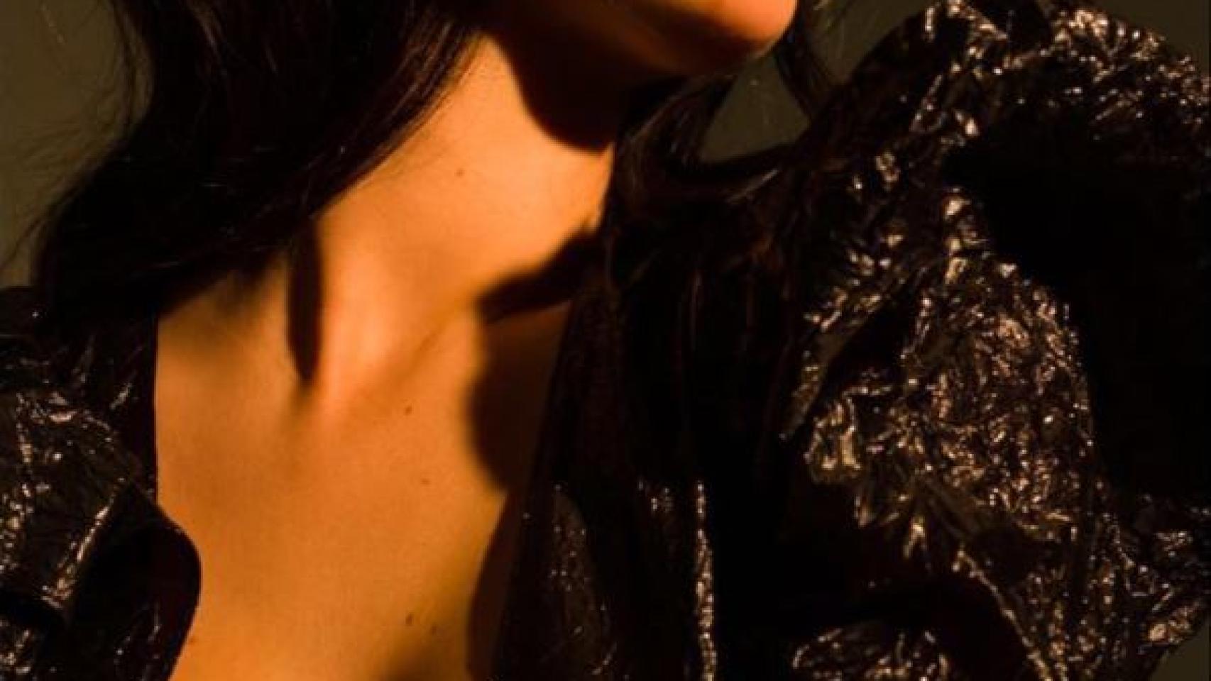 La modelo ha querido volver a sus redes sociales con una foto muy tenebrosa a la vez que sensual.
