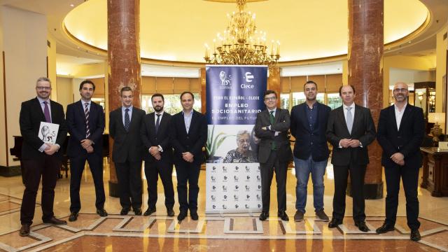 Foto de familia. De izquierda a derecha: Miguel Ángel Uriondo, redactor jefe de Empresas y Medios de EL ESPAÑOL; José Luis García, delegado de Servicios Sociales Madrid de Grupo CLECE; Miguel Ángel Alemany Haro, subdirector general de Políticas de Empleo del Ayuntamiento de Madrid; Ignacio Gamboa Gamboa, gerente de CLECE del Servicio Ayuda a Domicilio de Madrid; Javier Doval Rey, coordinador General de Pinardi; José Andrés Elízaga, director de Comunicación de Grupo CLECE; David de Miguel Martínez, director de Intervención Social y Empleo de Cruz Roja; Aurelio López-Barajas, CEO de Supercuidadores y Javier Gallego Zugasti, responsable ante entidades de Intermediación Laboral de CLECE.