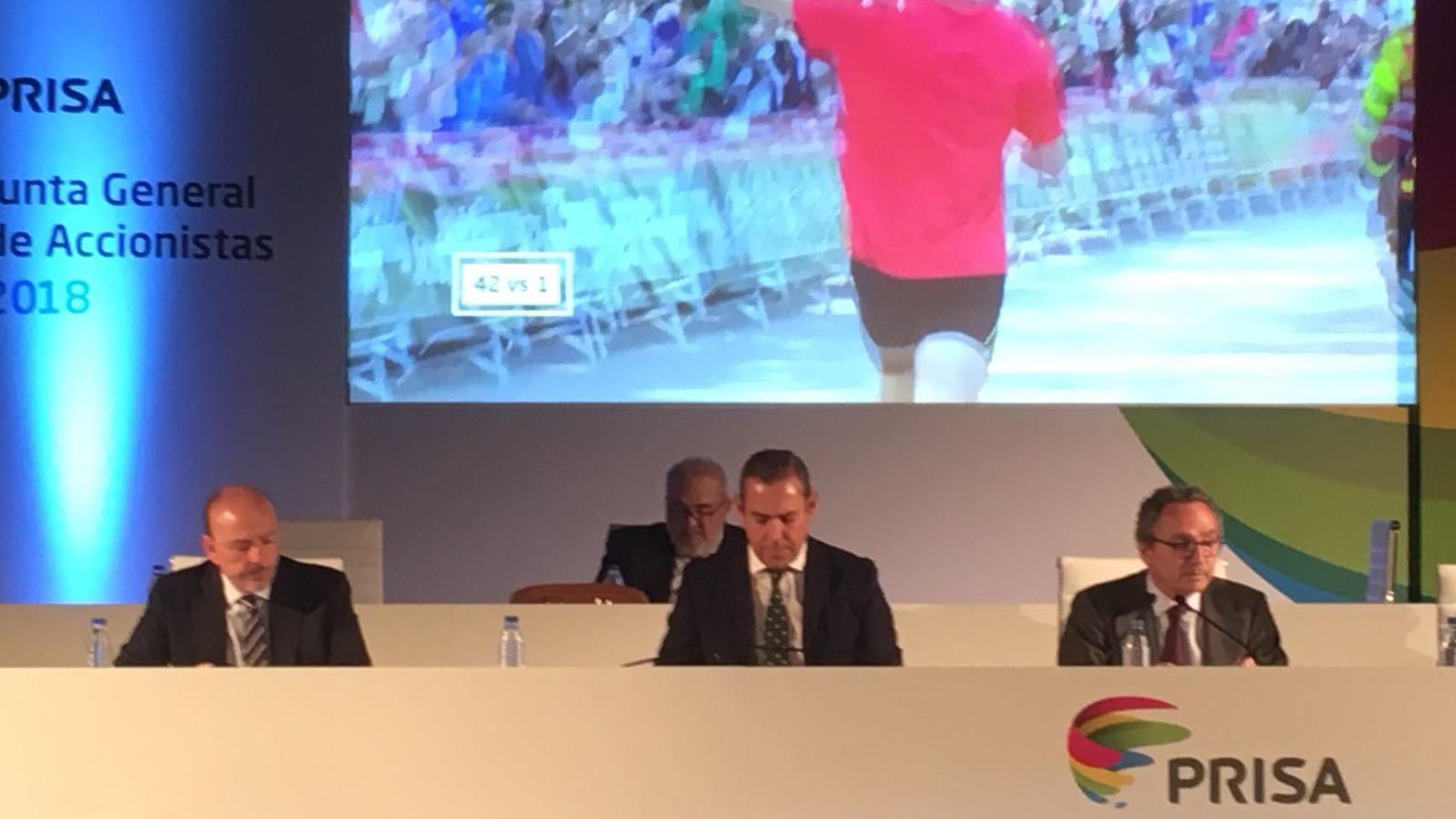 Javier Monzón (presidente no ejecutivo), Manuel Mirat (consejero delegado) y Manuel Polanco (expresidente no ejecutivo) durante la Junta de Accionistas de Prisa.