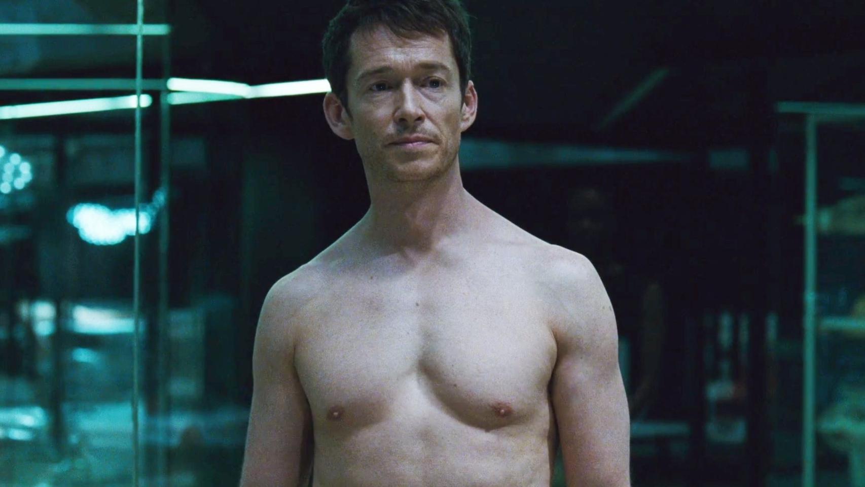 Simon Quarterman como Lee Sizemore