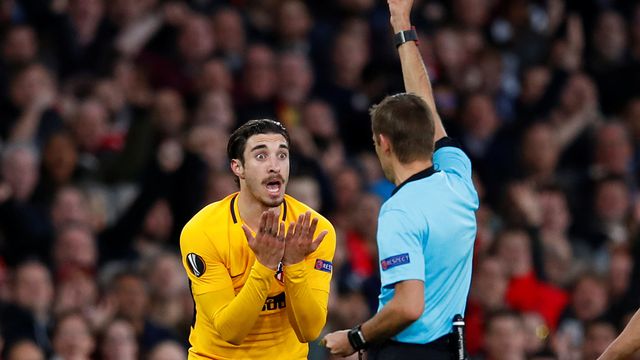 Vrsaljko ve la tarjeta roja contra el Arsenal.