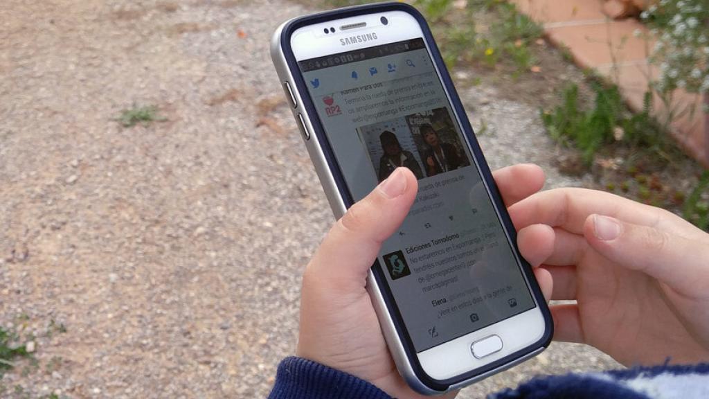 Un niño usando Twitter